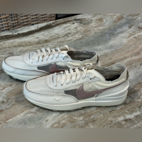 Women’s NIKE Waffle One sneakers- summit white/infinite lilac. Size 11 - Picture 8 of 12